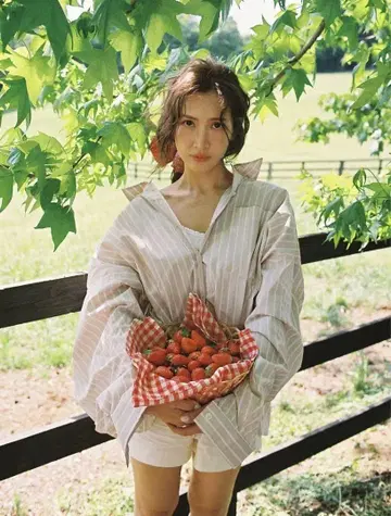 앨리슨 브라운 스트라이프 셔츠 베이지