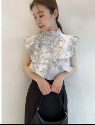 Snidel Sustainable 슬리브리스 프릴 오간자 시스루 블라우스