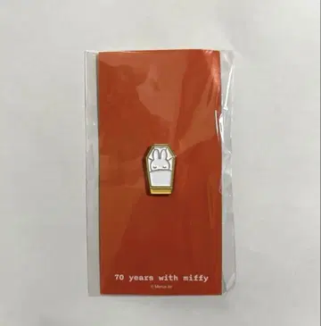 미피 전시회 70주년 한정판 miffy 핀 배지 관짝 할머니