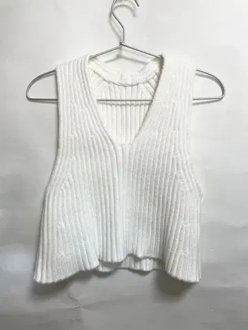 화이트 리브 니트 베스트