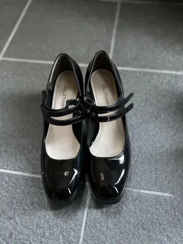 JILLSTUART 블랙 에나멜 스트랩 펌프스