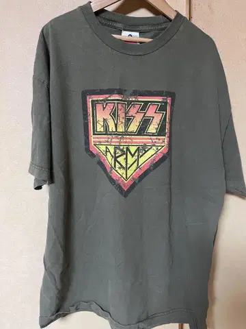 KISS ARM 티셔츠 올리브 그린