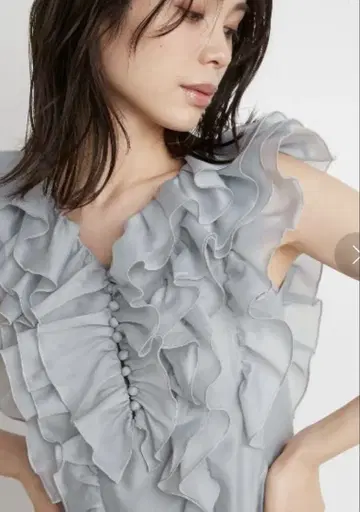 SNIDEL 백 디자인 프릴 블라우스