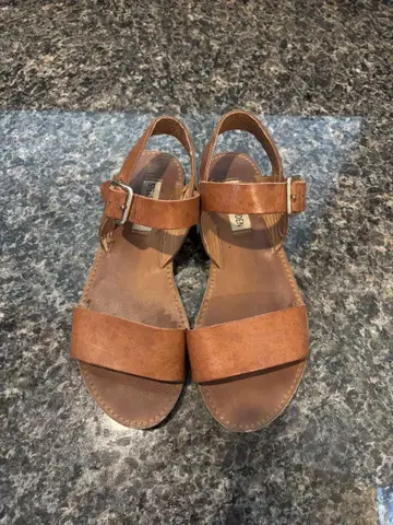 Steve Madden 브라운 샌들