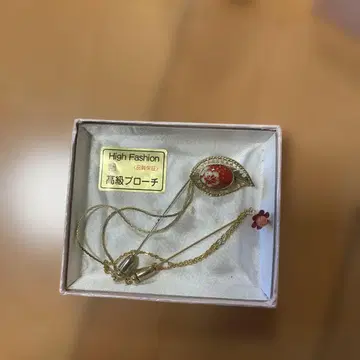 High Fashion 골드 브로치
