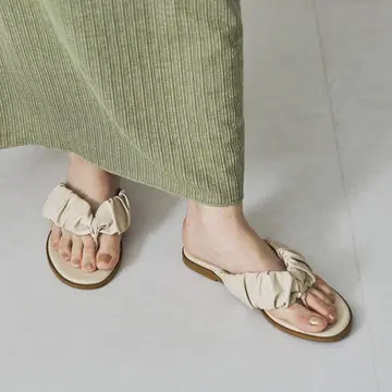 개더 텅 플랫 샌들