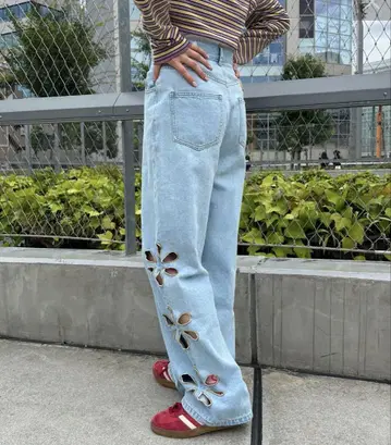 HELLO.SANFRANCISCO 플라워 컷 아웃 데님 팬츠