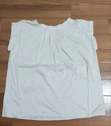 새상품급 유나이티드 애로우즈 화이트 플리츠 슬리브리스 상의