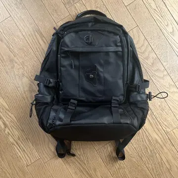 블랙 백팩 심플한 디자인