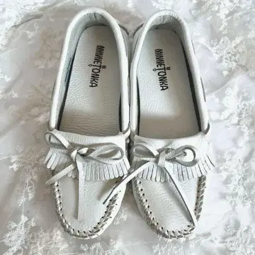 미네통카 모카신 가죽 화이트 MINNETONKA