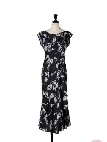 Lea Fleur Ruffled Dress M 사이즈