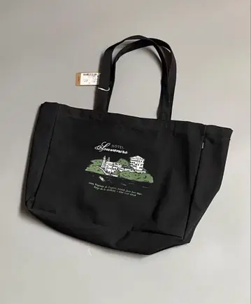 A.P.C. X JJJJound 호텔 로고 자수 토트백 블랙