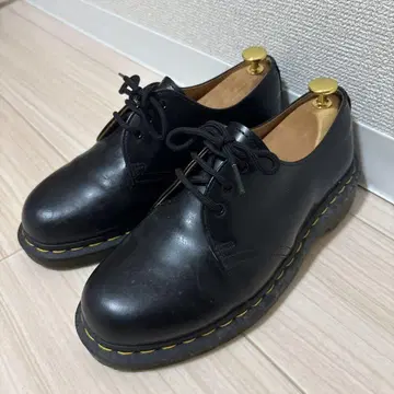 슈트리 포함 닥터마틴 사이즈 UK6(24.5cm) 정품입니다.