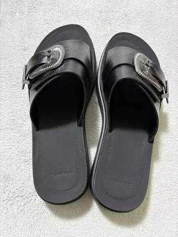블랙 버클 컴포트 샌들