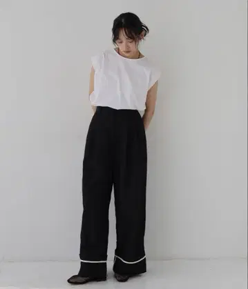 블랙 와이드 팬츠 밑단 라인