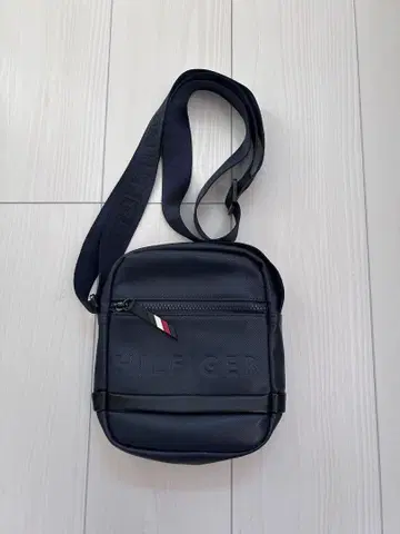 TOMMY HILFIGER 네이비 숄더백