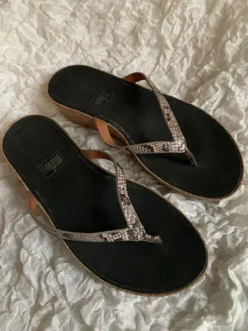 FitFlop 스네이크 패턴 쪼리 샌들