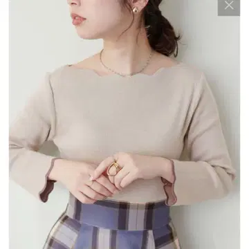 새상품급* 소매 배색 스캘럽 니트 라이트 베이지 내추럴 꾸뛰르