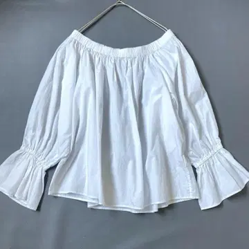 두지엠 클라세 오프숄더 개더 블라우스 캔디 슬리브 면
