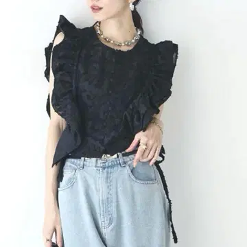 새상품 택 포함 자카드 프릴 슬리브리스 신상품 뷔스티에 블라우스 블랙