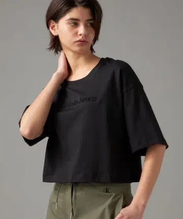 [ Calvin Klein ] 엠보싱 로고 크롭 티셔츠 S 사이즈