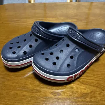 Crocs 네이비 클로그 샌들