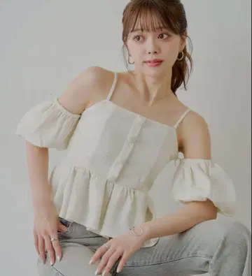 Chico 트위드 오프숄더 페플럼 블라우스 화이트