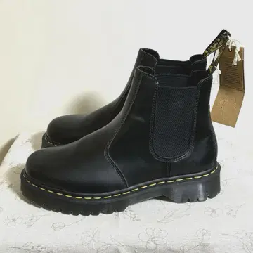 Dr. Martens AirWair 사이드 고어 부츠 블랙