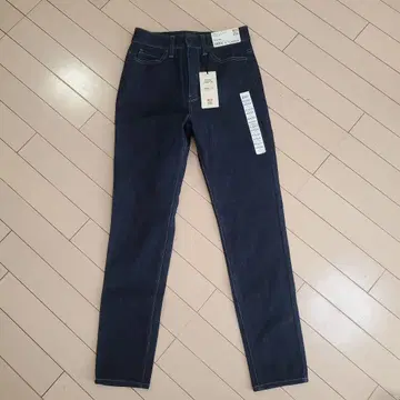 새상품, 택 포함 UNIQLO 울트라 스트레치 하이 라이즈 앵클 청바지