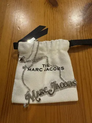 MARC JACOBS 로고 디자인 목걸이