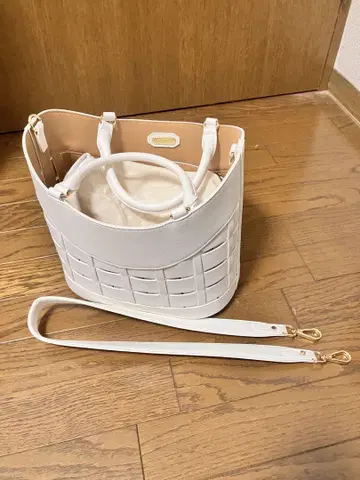 DIANA 와이드 메쉬 백 화이트