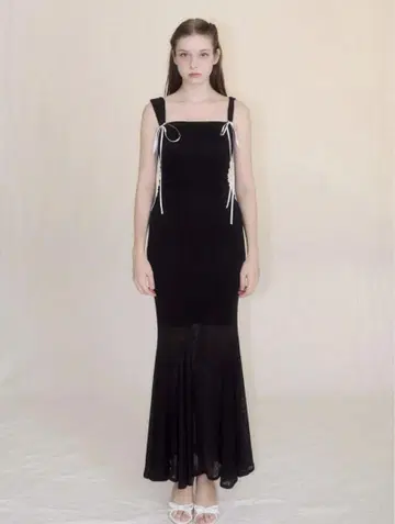 yilon Feminine mermaid op black