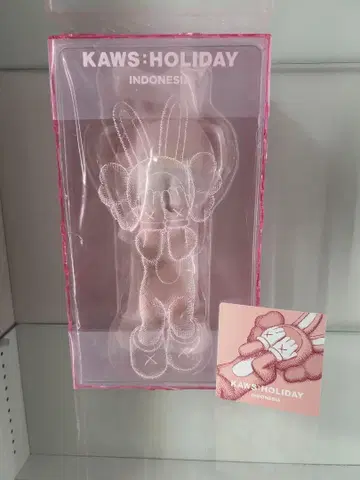 KAWS Holiday Indonesia 피규어 핑크 컬러