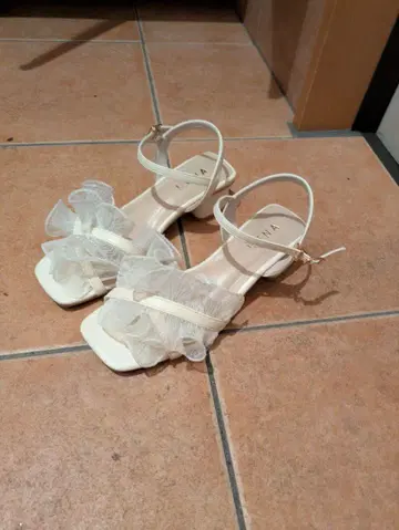 화이트 프릴 오픈토 샌들