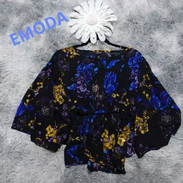 EMODA 플라워 프린트 상의 리본 꽃무늬