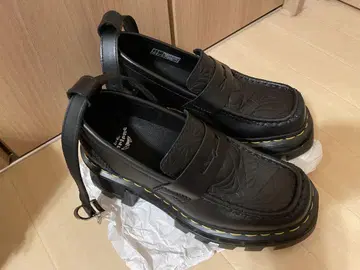 [ Dr. Martens ] 웬즈데이 로퍼