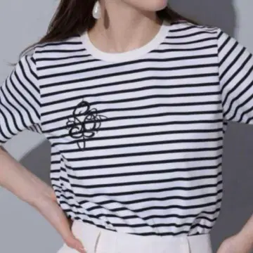 아르페쥬 스토리 엠블럼 자수 T셔츠 보더