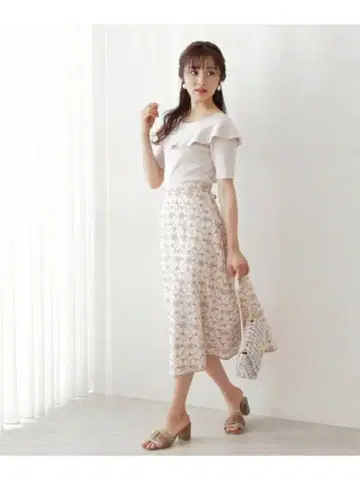 새상품급 프로포션 바디 드레싱 자수 플라워 스커트 XS