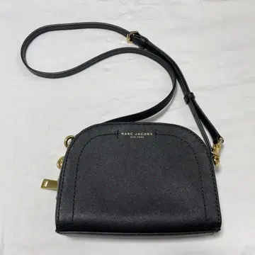 MARC JACOBS 블랙 숄더백 하프문