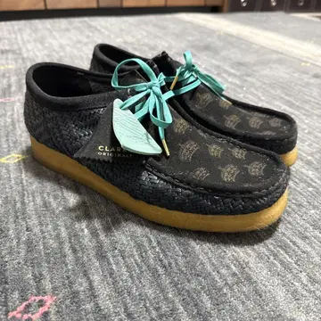 MIGHTY CROWN x CLARKS Wallabee