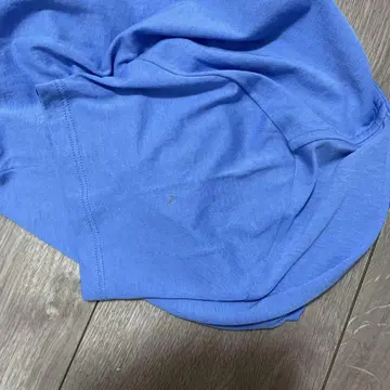 파란색 반팔 티셔츠, 작은 얼룩 있음