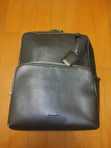 블랙 인조 가죽 백팩 골드 금장 장식