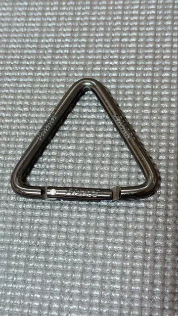 PALACE TRI CARABINER BLACK 카라비너