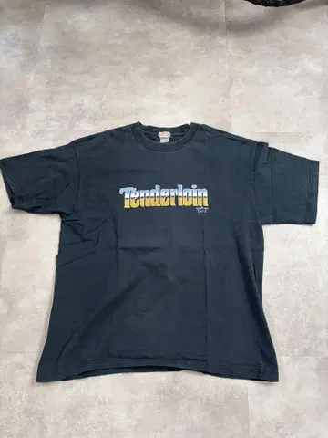 텐더로인 tenderloin 티셔츠 페이드 흑먹색 초기