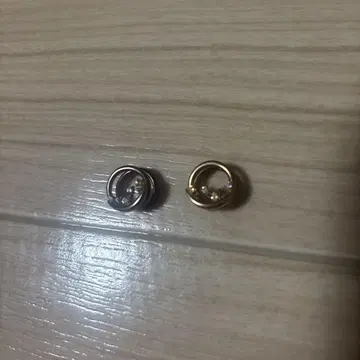 ete 루프 귀걸이 한쪽 변색 있음