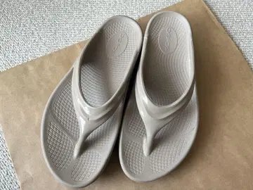OOFOS 베이지 비치 샌들 통굽 타입