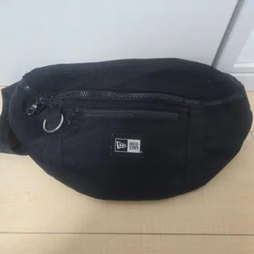 NEW ERA 블랙 바디백