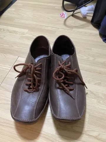 Clarks 브라운 레이스업 스니커즈