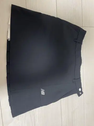 New Balance 네이비 플리츠 스커트