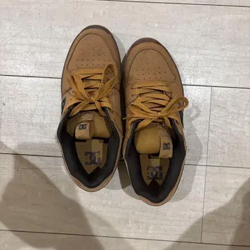DC 브라운 스니커즈